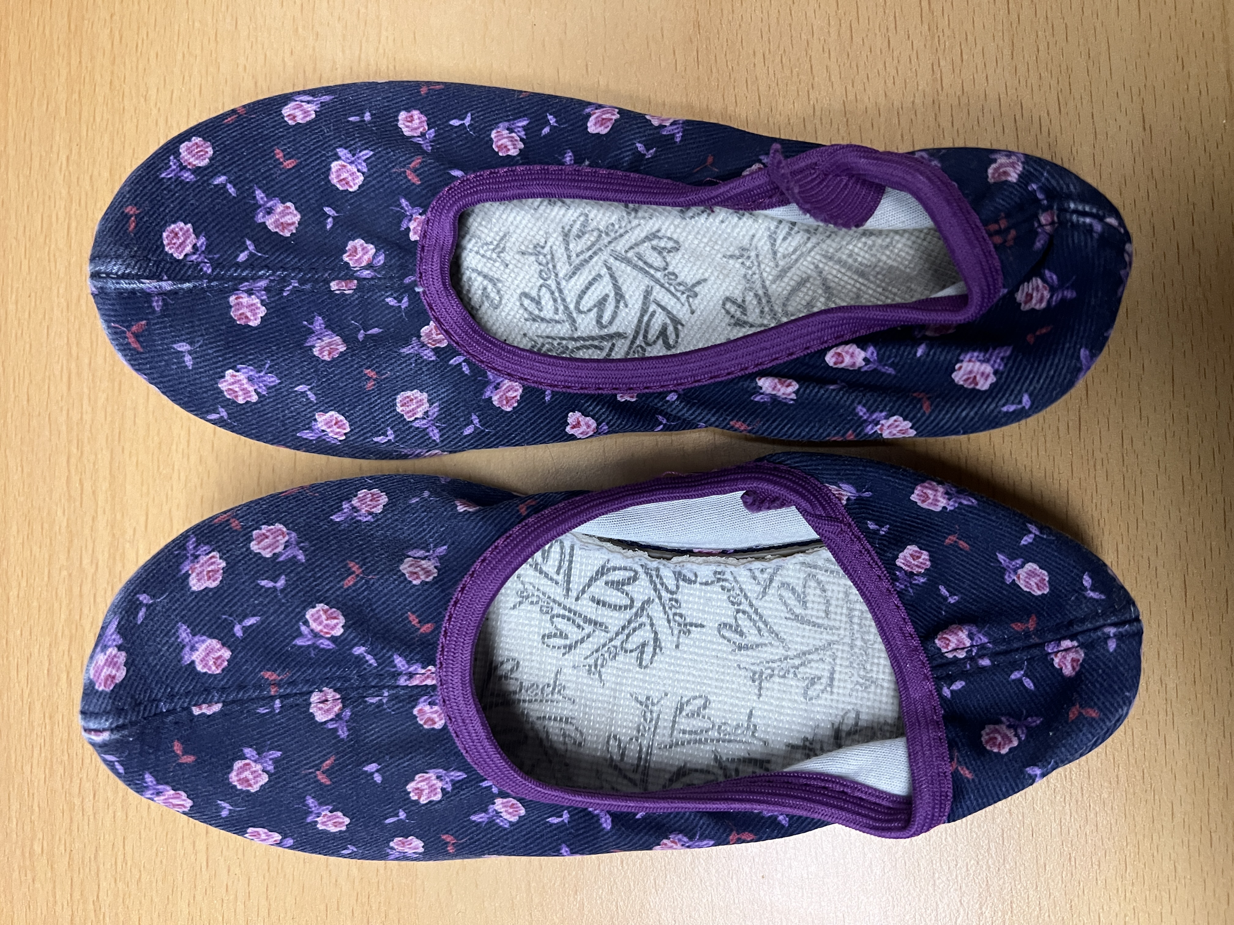 Beck Turnschläppchen dunkelblau mit Rosen