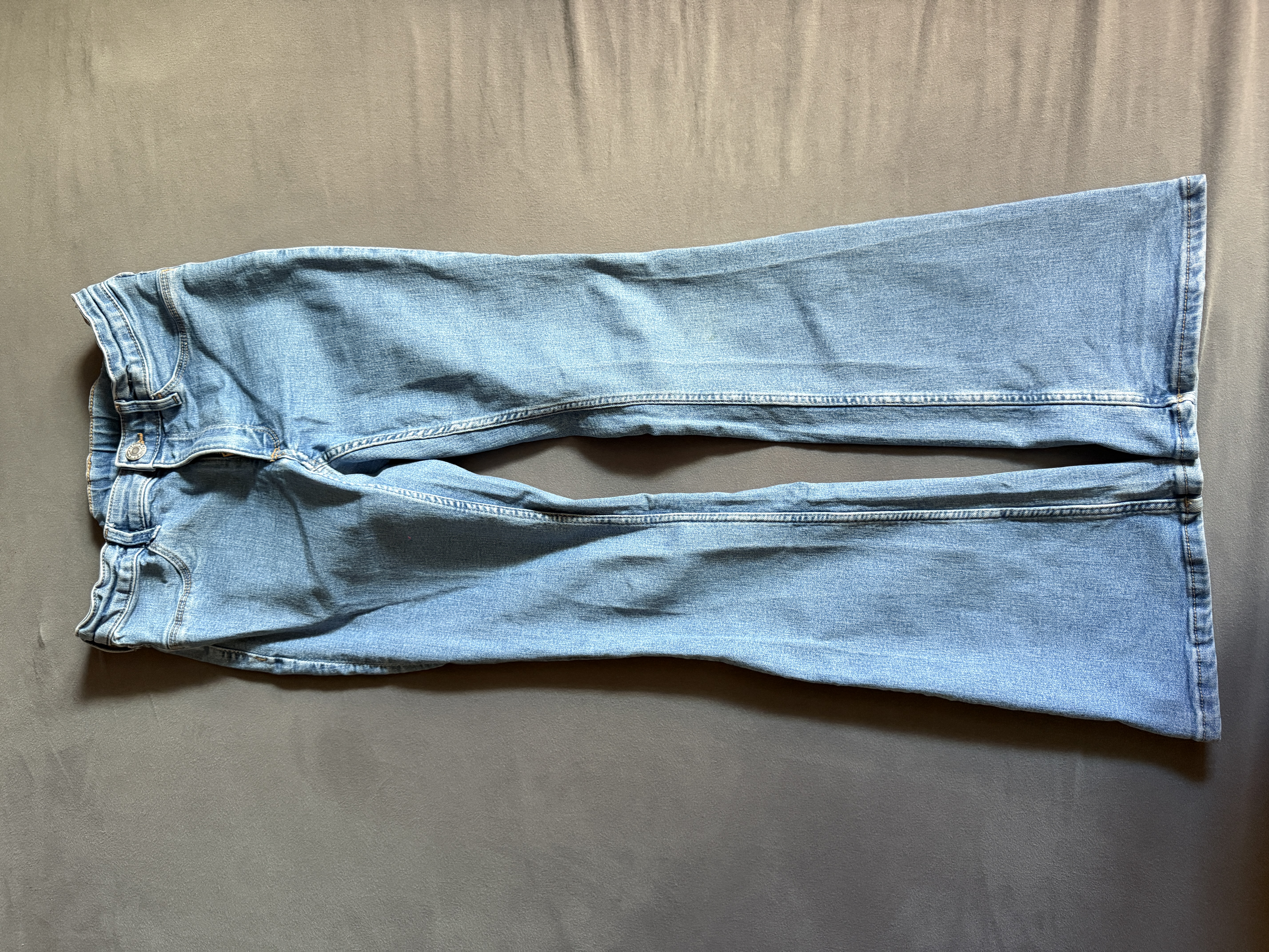 H&M Jeans mit ausgestelltem Bein hellblau
