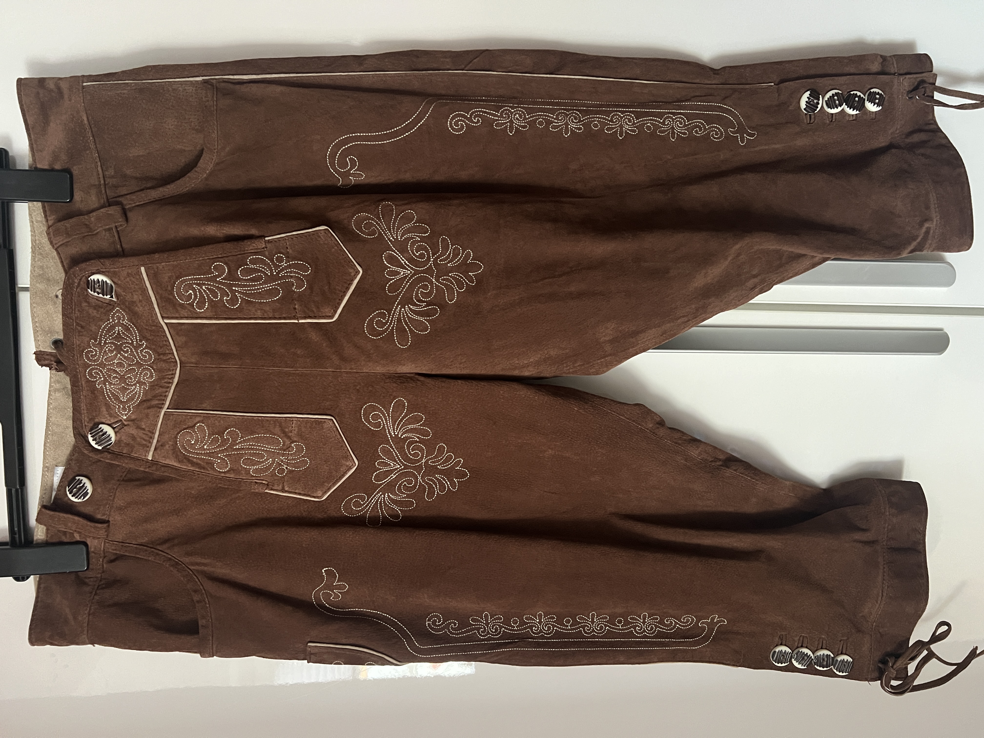 Wiesenprinz Herren-Lederhose, theoretisch gibt es auch noch ein dazugehöriges Brustschild (ein Lederteil vor der Brust) mit Hosenträgern, dies ist aber derzeit nicht auffindbar.