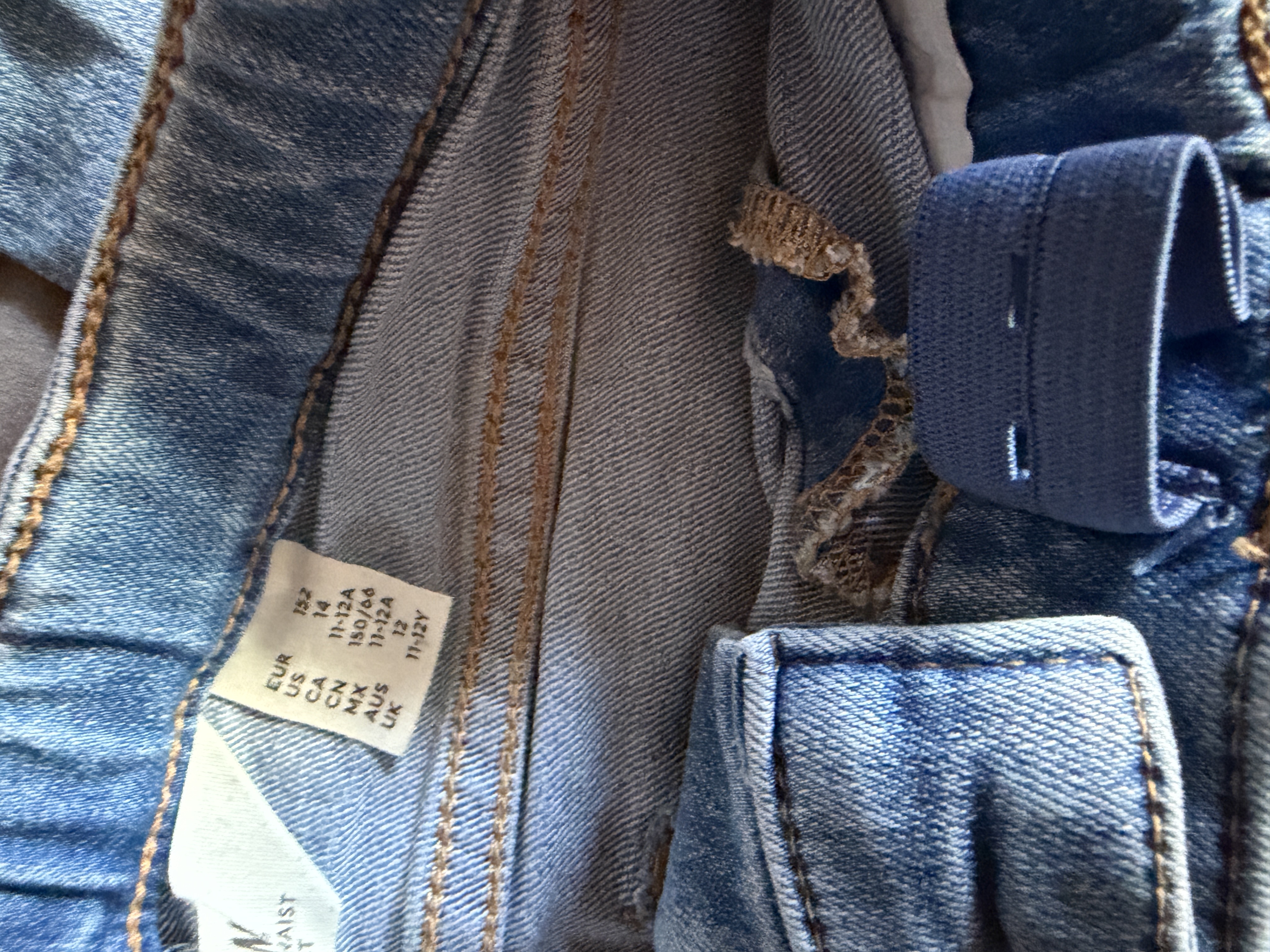H&M Jeans mit ausgestelltem Bein hellblau